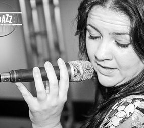 Anna Karolina Salih - Voz e Violão, Duo Acústico e Banda em Curitiba